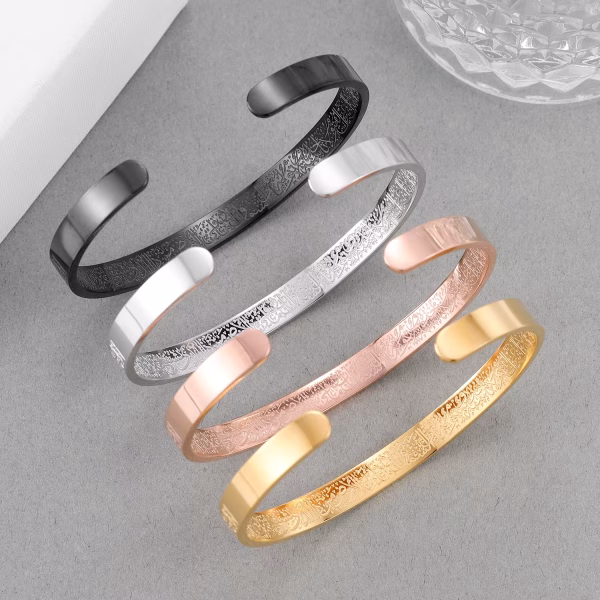 Bracelet ouvert Ayat Al Kursi présenté en finitions noire, argentée, or rose et dorée
