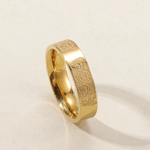 Bague à calligraphie arabe avec l’adversité vient la facilité, finition dorée