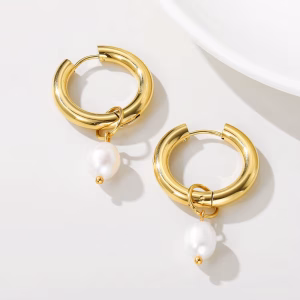 Paire de créoles dorées avec pendentif perlé blanc, modèle YC0095