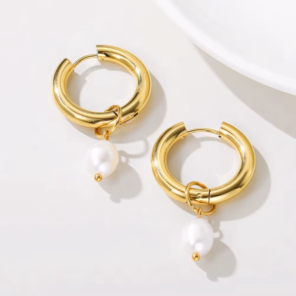 Paire de créoles dorées avec pendentif perlé blanc, modèle YC0095